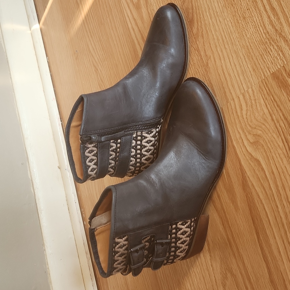 Latigo, Navy in color, Ankle boots, womens size 8, navy and cream